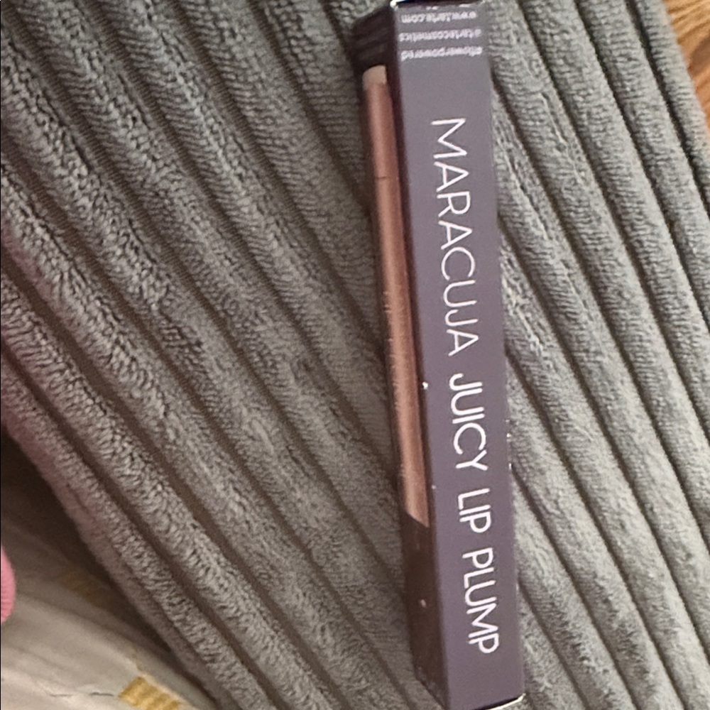 tarte Maracuja Juicy Lip Plump - color Currant.